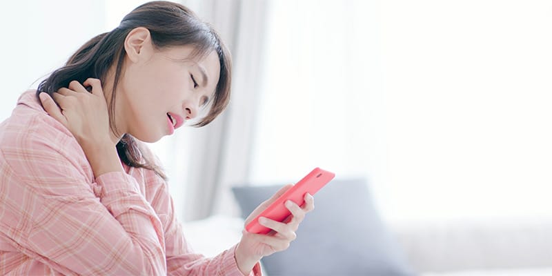 Sindromul gâtului înclinat, tendinită. 5 poziții de adoptat pentru a folosi smartphone-ul fără durere